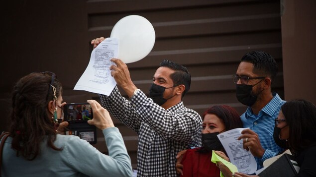 Edwin Espinal, a la izquierda, y el coacusado Raúl Alvares, a la derecha, saludan tras lograr su liberación en Honduras.