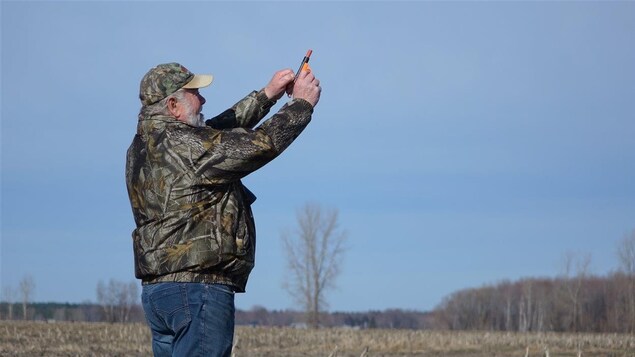 Léonard Traversy fait lever les oiseaux migrateurs dans les champs avec ce fusil sonore depuis 15 ans