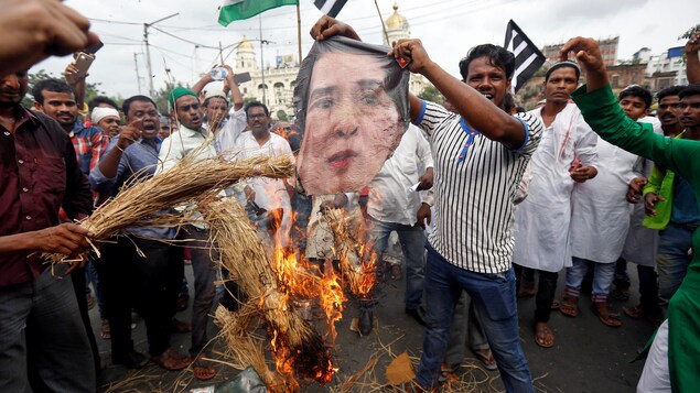 À Kolkata, en Inde, des manifestants ont brûlé une effigie d'Aung San Suu Kyi pour protester contre le sort subi par les Rohingyas. À Kolkata, en Inde, des manifestants ont brûlé une effigie d'Aung San Suu Kyi pour protester contre le sort subi par les Rohingyas.