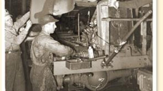 Photo d'archives qui montrent les ouvrier au travail Photo d'archives qui montrent les ouvrier au travail