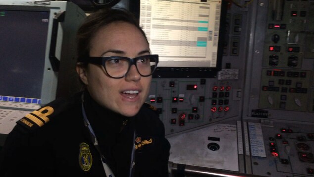 La lieutenante Rachelle Egan dans la salle de contrôle du sous-marin. La lieutenante Rachelle Egan dans la salle de contrôle du sous-marin.