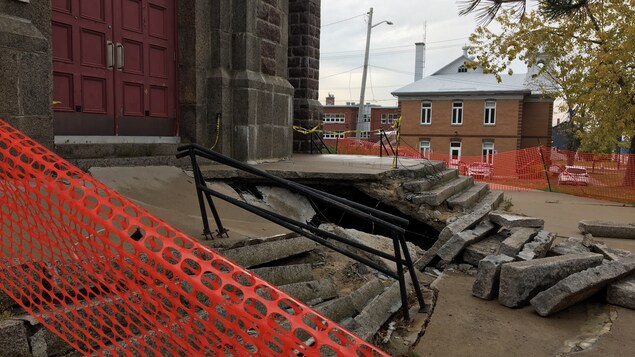 Les escaliers menant à l'église sont complètement détruits. Les escaliers menant à l'église sont complètement détruits.