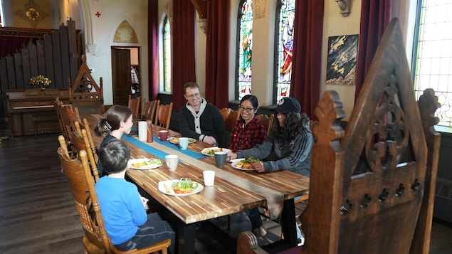 S’occuper bénévolement d’un restaurant pour garder ouvert un lieu de rassemblement