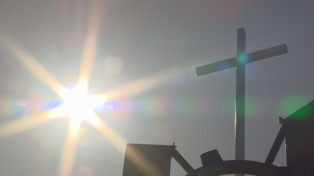 Les rayons du soleil et une croix sur une église. Les rayons du soleil et une croix sur une église.
