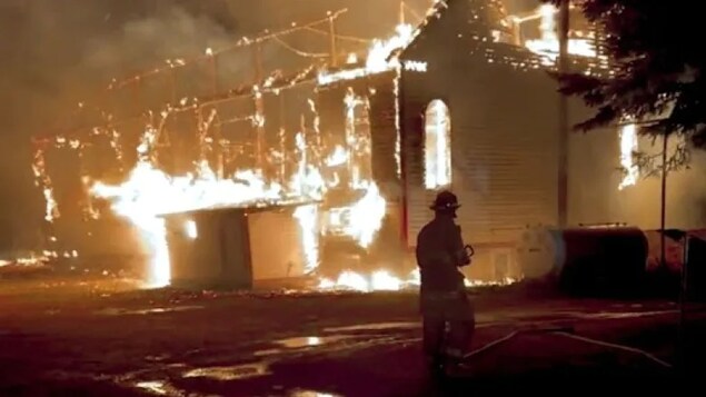 Une église centenaire du nord de l’Alberta ravagée par un incendie suspect