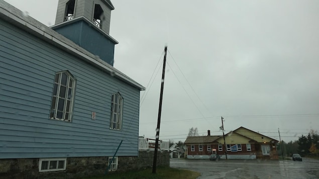 L'église et l'édifice municipal au cœur du village. 