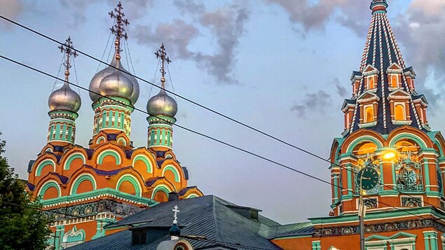 Des clochers à bulbes typiques de l'architecture des églises orthodoxes russes.