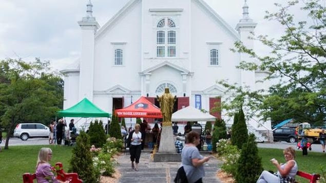 Le projet 1606 a transformé l'église en lieu de rassemblement culturel pour la collectivité. Le projet 1606 a transformé l'église en lieu de rassemblement culturel pour la collectivité.
