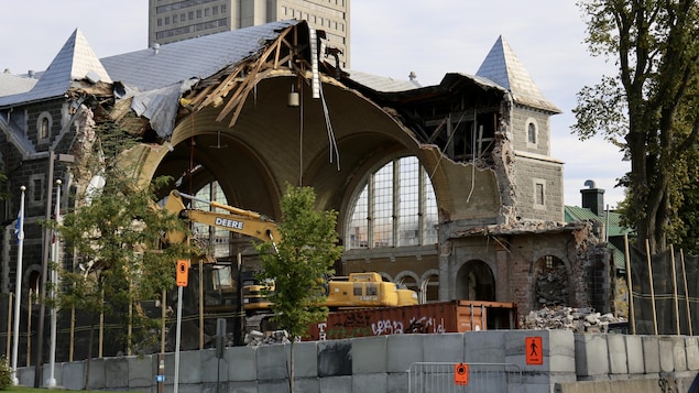 L'église Saint-Cœur-de-Marie, à Québec, en pleine démolition. 