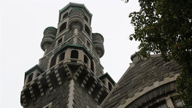 L'église Saint-Coeur-de-Marie photographiée en contre-plongée, en été