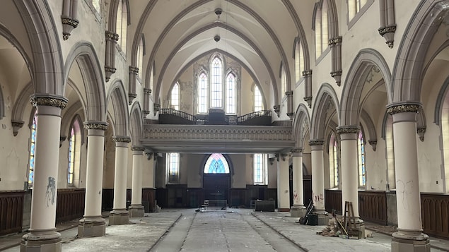L'intérieur de l'église en piteux état.