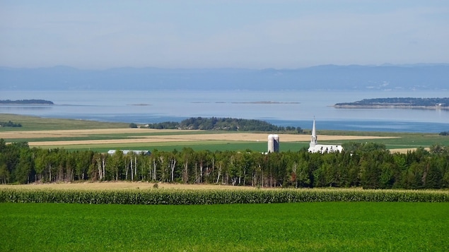 L'église de Saint-Germain-de-Kamouraska, à travers champs, avec le fleuve et Charlevoix en arrière plan. L'église de Saint-Germain-de-Kamouraska, à travers champs, avec le fleuve et Charlevoix en arrière plan.