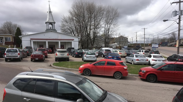 Le stationnement de l'église plein de voitures stationnées. Le stationnement de l'église plein de voitures stationnées.