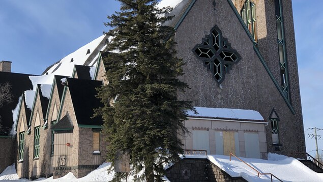 L'extérieur de l'église Saint-Joachim.
