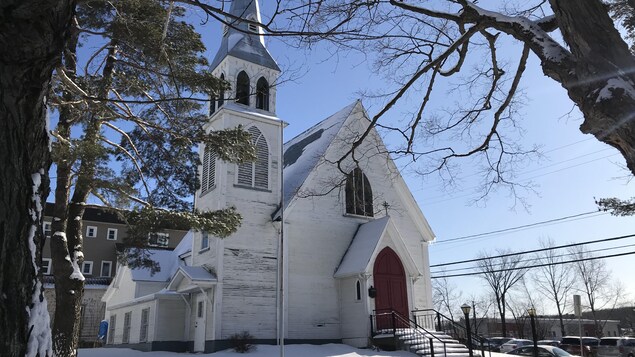L'église Saint-Luc de Magog vue de l'extérieur.