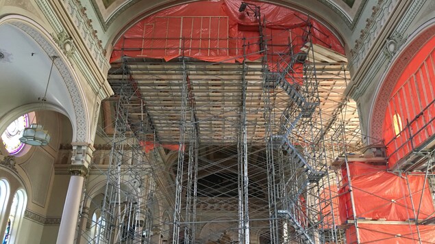 Des échafauds ont été installés dans la nef de l'église Saint-Paul de Shawinigan. Des échafauds ont été installés dans la nef de l'église Saint-Paul de Shawinigan.