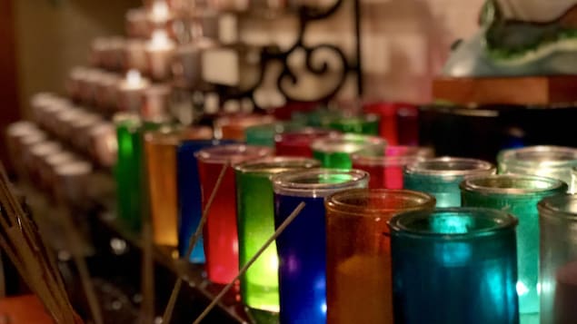 Des lampions multicolores brillent dans la chapelle. 