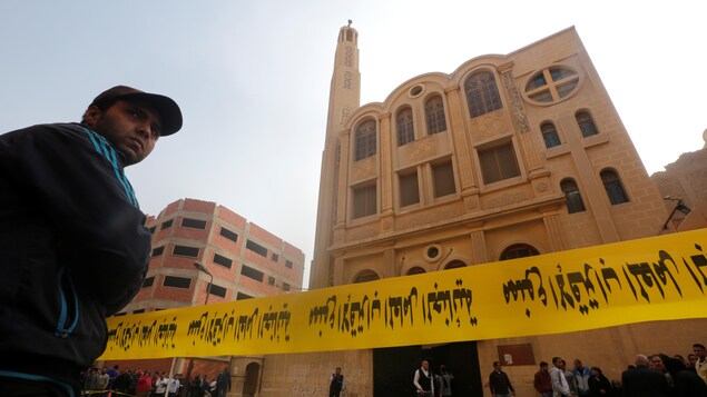 Un cordon de police ceinture le site de l'attaque d'une église du Caire, en Égypte, vendredi. Un cordon de police ceinture le site de l'attaque d'une église du Caire, en Égypte, vendredi.