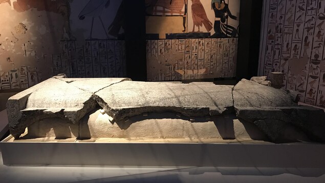 Les restes endommagés du sarcophage de Néfertari, la pièce vedette de l'exposition. Les restes endommagés du sarcophage de Néfertari, la pièce vedette de l'exposition.