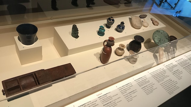 Plusieurs objets qu'utilisaient des Égyptiennes pour soigner leur hygiène sont exposés. Plusieurs objets qu'utilisaient des Égyptiennes pour soigner leur hygiène sont exposés.