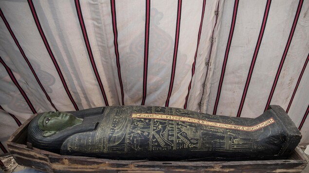 Un sarcophage est exposé lors de l'annonce officielle de la découverte par une mission archéologique.