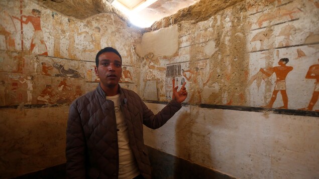 Un guide du ministère des Antiquités de l'Égypte dans un tombeau qui serait vieux de 4400 ans.