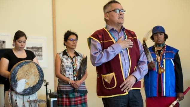 Le chef de bande innue d'Ekuanitshit, Jean-Charles Piétacho, lors de la visite des participants de l'expédition Canada C3 Le chef de bande innue d'Ekuanitshit, Jean-Charles Piétacho, lors de la visite des participants de l'expédition Canada C3
