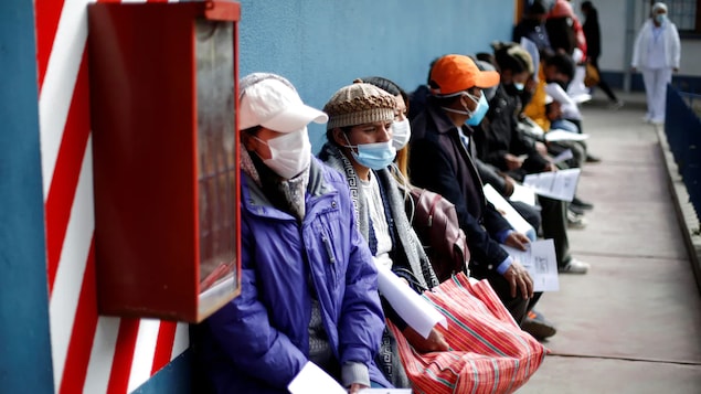 Mga tao sa labas ng vaccination centre sa Bolivia.