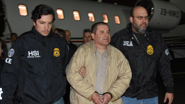 Le baron mexicain de la drogue Joaquin « El Chapo » Guzman est escorté par des agents à la suite de son arrivée à un aéroport en banlieue de New York, aux États-Unis, le 19 janvier. Le baron mexicain de la drogue Joaquin « El Chapo » Guzman est escorté par des agents à la suite de son arrivée à un aéroport en banlieue de New York, aux États-Unis, le 19 janvier.