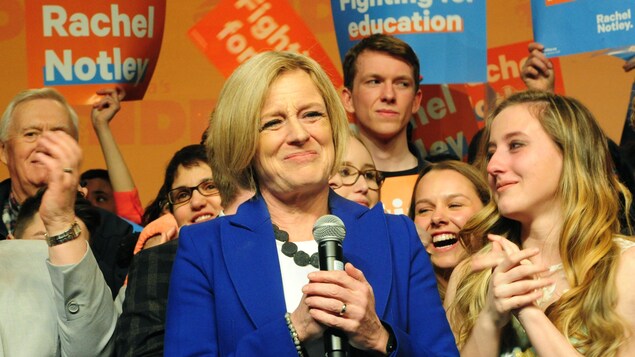 Rachel Notley entourée de membres de sa famille et de son équipe.
