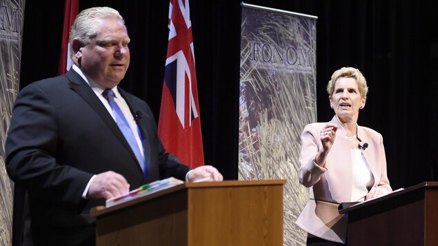 Doug Ford et Kathleen Wynne pendant un débat des chefs la semaine dernière. Doug Ford et Kathleen Wynne pendant un débat des chefs la semaine dernière.