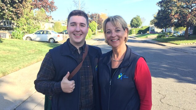 Zacharie Beaudoin, 19 ans, et Sylvie Parent (Action Longueuil), en plein porte-à-porte. Zacharie Beaudoin, 19 ans, et Sylvie Parent (Action Longueuil), en plein porte-à-porte.