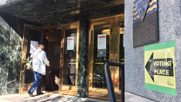 Une pancarte indique que le bureau de vote se trouve à l'hôtel de ville.