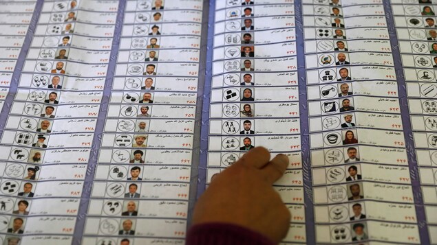 Un travailleur électoral afghan compte les bulletins de vote dans le cadre de l'élection législative. Un travailleur électoral afghan compte les bulletins de vote dans le cadre de l'élection législative.