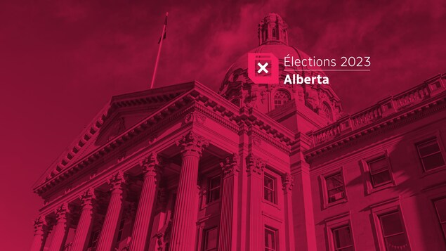 Entête du dossier des élections en Alberta en 2023, avec l'Assemblée législative en arrière-plan sous un fond de couleur magenta. 