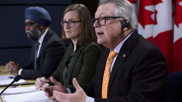 Le ministre de la Sécurité publique, Ralph Goodale, avec la ministre des Institutions démocratiques, Karina Gould, et le ministre de la Défense nationale, Harjit S. Sajjan, lors d'une conférence de presse annonçant le plan du gouvernement pour lutter contre l'ingérence étrangère lors des prochaines élections.