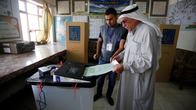 Un électeur irakien enregistre son vote lors des élections législatives irakiennes, le 12 mai 2018. Un électeur irakien enregistre son vote lors des élections législatives irakiennes, le 12 mai 2018.