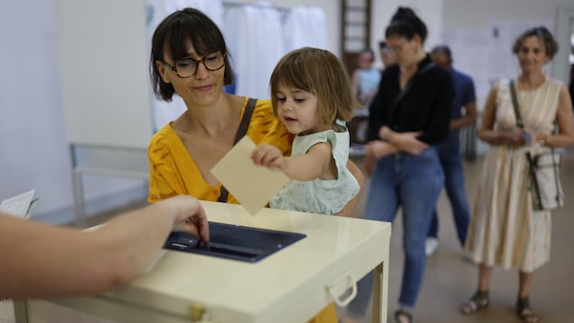 La France vote pour redonner ou non une majorité au président Macron