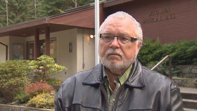 Le maire sortant de Belcarra, Ralph Drew, à l'extérieur, devant l'hôtel de ville Le maire sortant de Belcarra, Ralph Drew, à l'extérieur, devant l'hôtel de ville