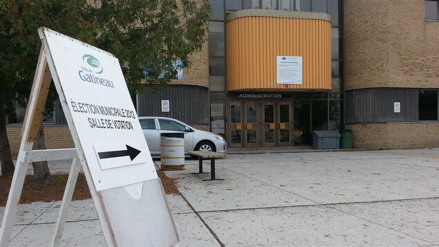 Le bureau de scrutin de l'école secondaire de l'Ile