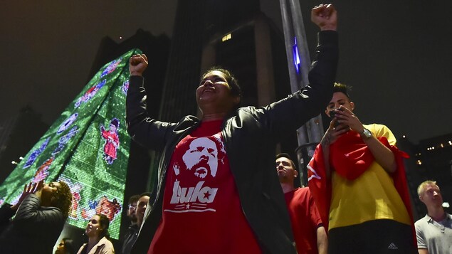 Une Brésilienne porte un chandail à l'effigie de Lula.
