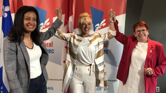 La cheffe libérale, la candidate Marie-Josée Jacques et la présidente régionale du PLQ en Mauricie se tiennent la main.