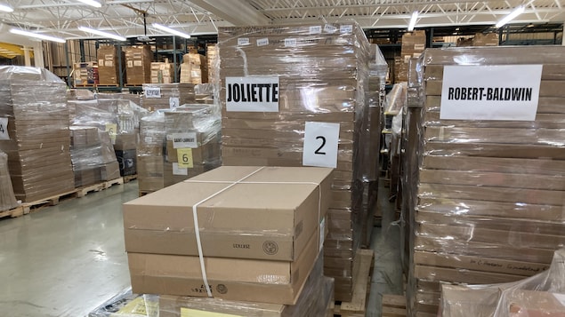Des boîtes emballées dans un entrepôt.