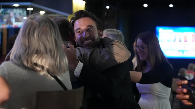 Yohann St-Pierre étreint un partisan.