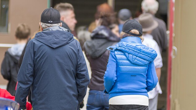 Des électeurs font la file pour voter.
