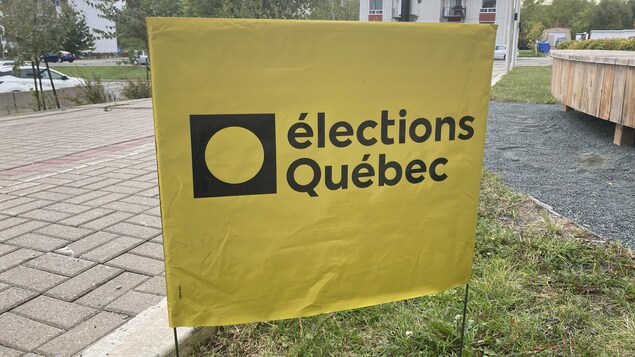Isang sign na nagsasabing elections Quebec. 