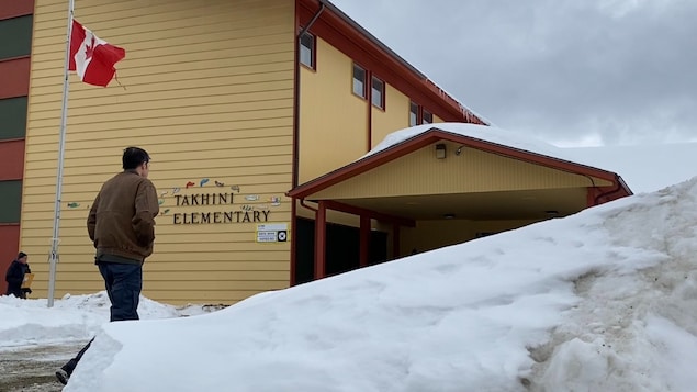 Des électeurs se rendent à l'école élémentaire de Takhini.