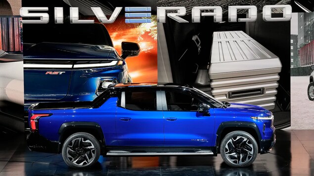 Isang 2024 Chevrolet Silverado EV RST na naka-display sa entablado.