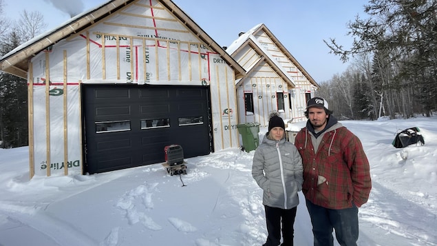 Joanie Fillion et Steve Lafontaine devant leur maison en construction.