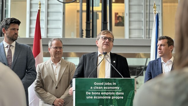  وزير الطاقة والموارد الطبيعية الفدرالي، جوناثان ويلكينسون، معلناً عن مشاريع الطاقة النظيفة الجديدة في مؤتمر صحفي صباح اليوم في هاليفاكس.